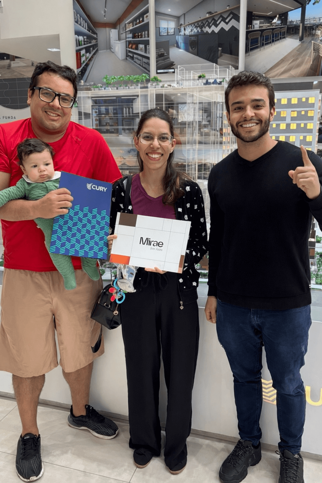 Família feliz com a compra do apartamento