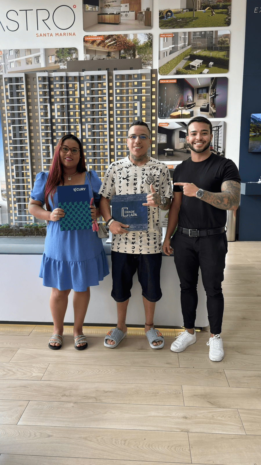 Casal celebrando a conquista do imóvel