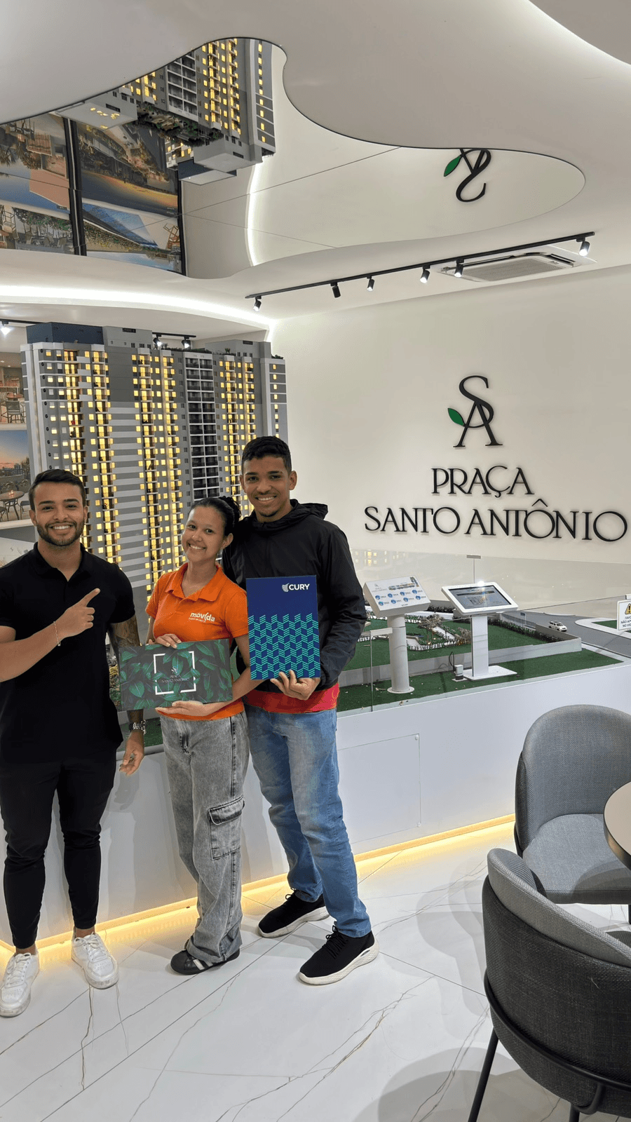 Clientes felizes no stand de vendas